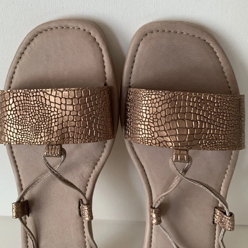 Silvia Cobos Santos Wrap around the ankle flat sandals